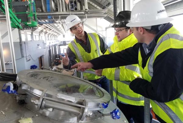 澳门足彩app employees working in distillery.